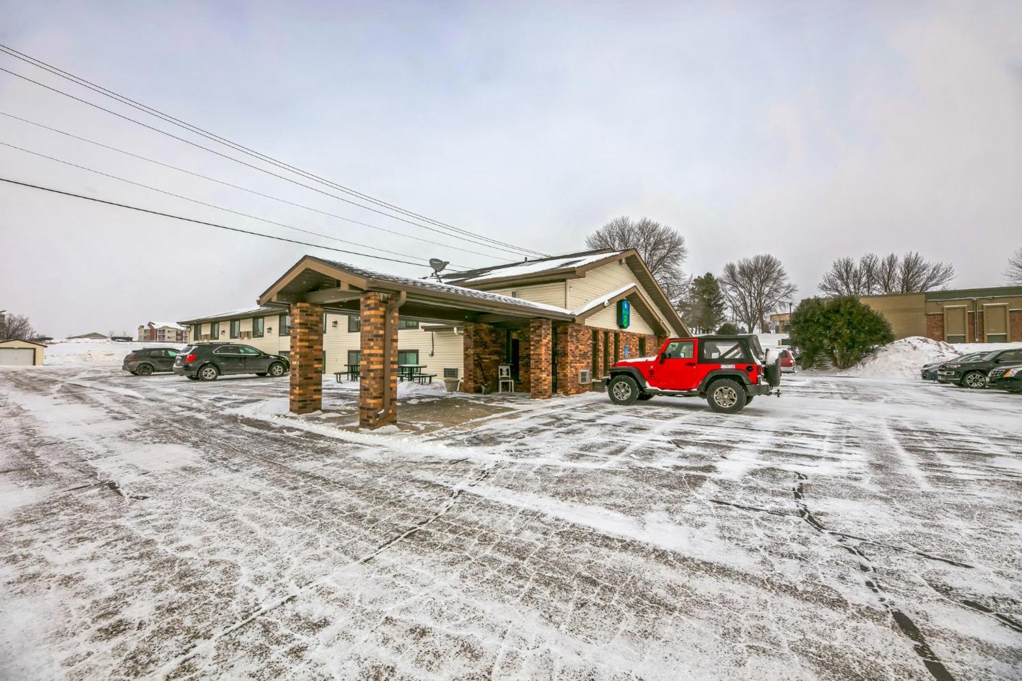 Hotel 8 Fergus Falls Exterior photo