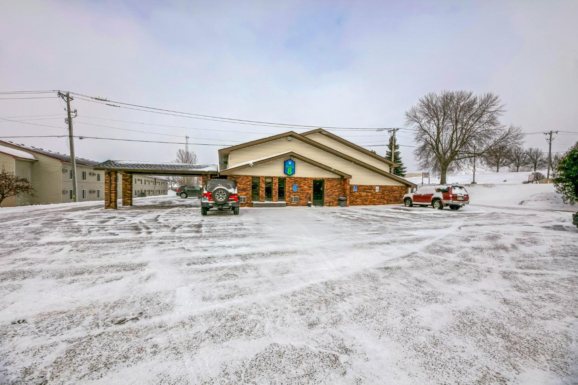 Hotel 8 Fergus Falls Exterior photo
