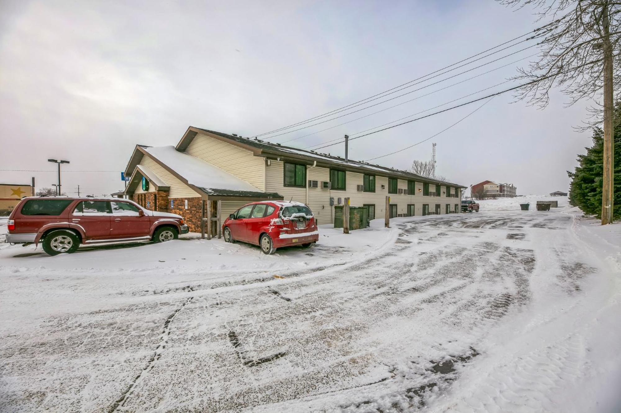 Hotel 8 Fergus Falls Exterior photo